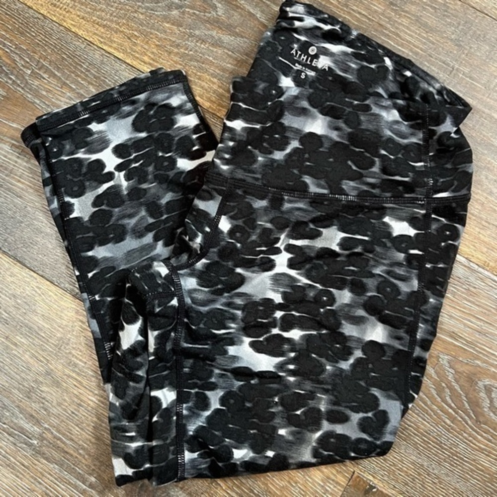 Athleta - ‘Black Gray Wash Crop’ leggings. SZ: Medium. Previously loved ❤️